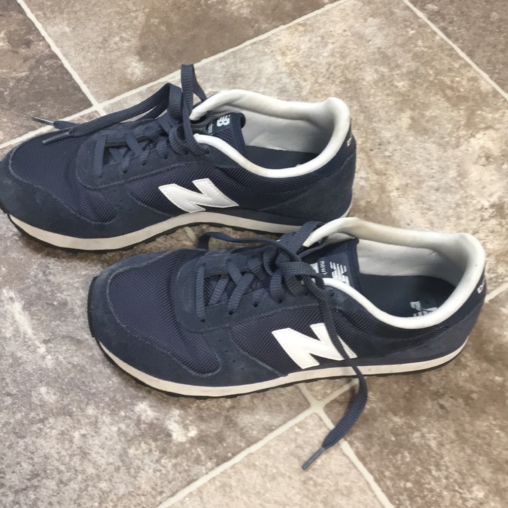 Tennis shoes